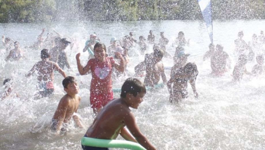La municipalidad de Neuquén dicta clases de natación gratuitas. Foto: Gentileza