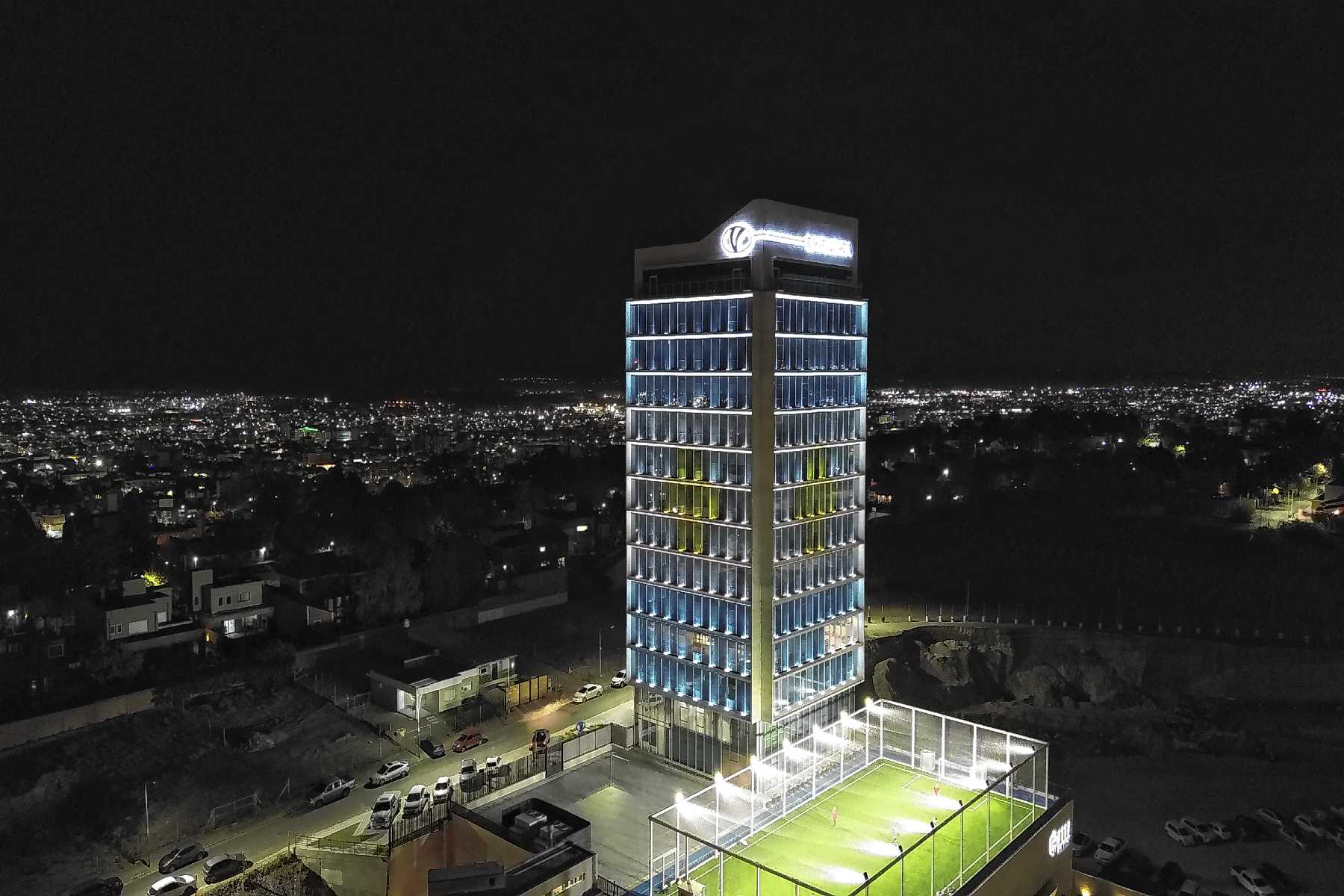 Las luces que iluminan a Neuquén en una torre icónica de la Patagonia