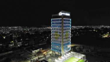 Las luces que iluminan a Neuquén en una torre icónica de la Patagonia