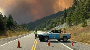 Incendios en la Patagonia: evacuaron familias y restringieron la circulación en Ruta 40 entre Epuyén y El Hoyo