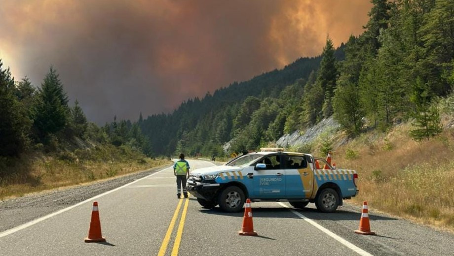 Corte en Ruta 40 por los incendios.