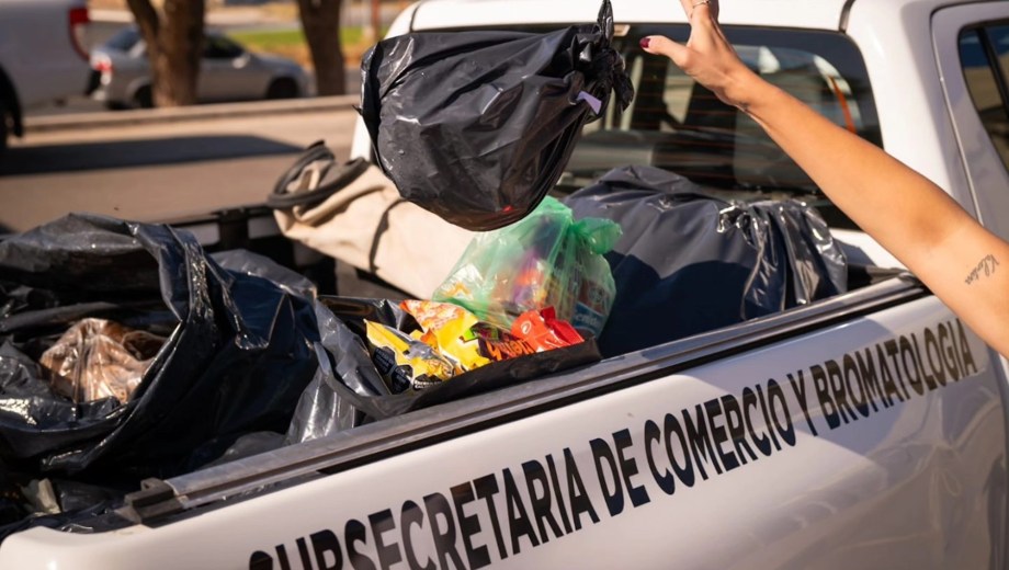 Inspectores volvieron con los operativos y decomisaron alimentos vencidos (Foto: gentileza Municipalidad de Cutral Co)
