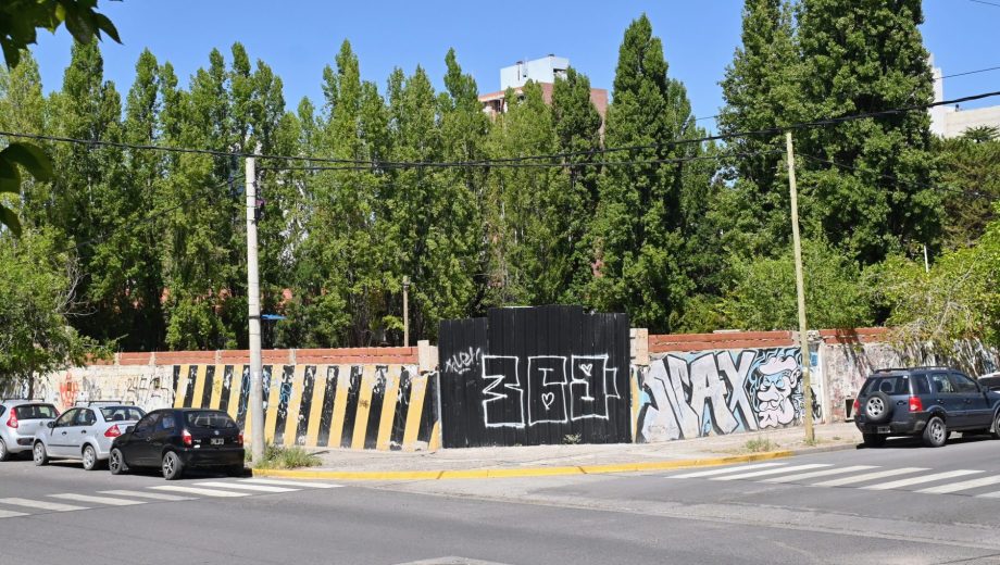 El terreno estuvo bajo concesión y funcionó como estacionamiento privado. Foto Florencia Salto.