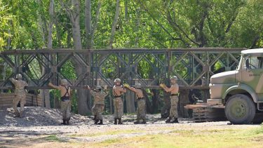 El Ejército construye dos puentes sanitarios en la Isla 132 para la Fiesta de la Confluencia 2026