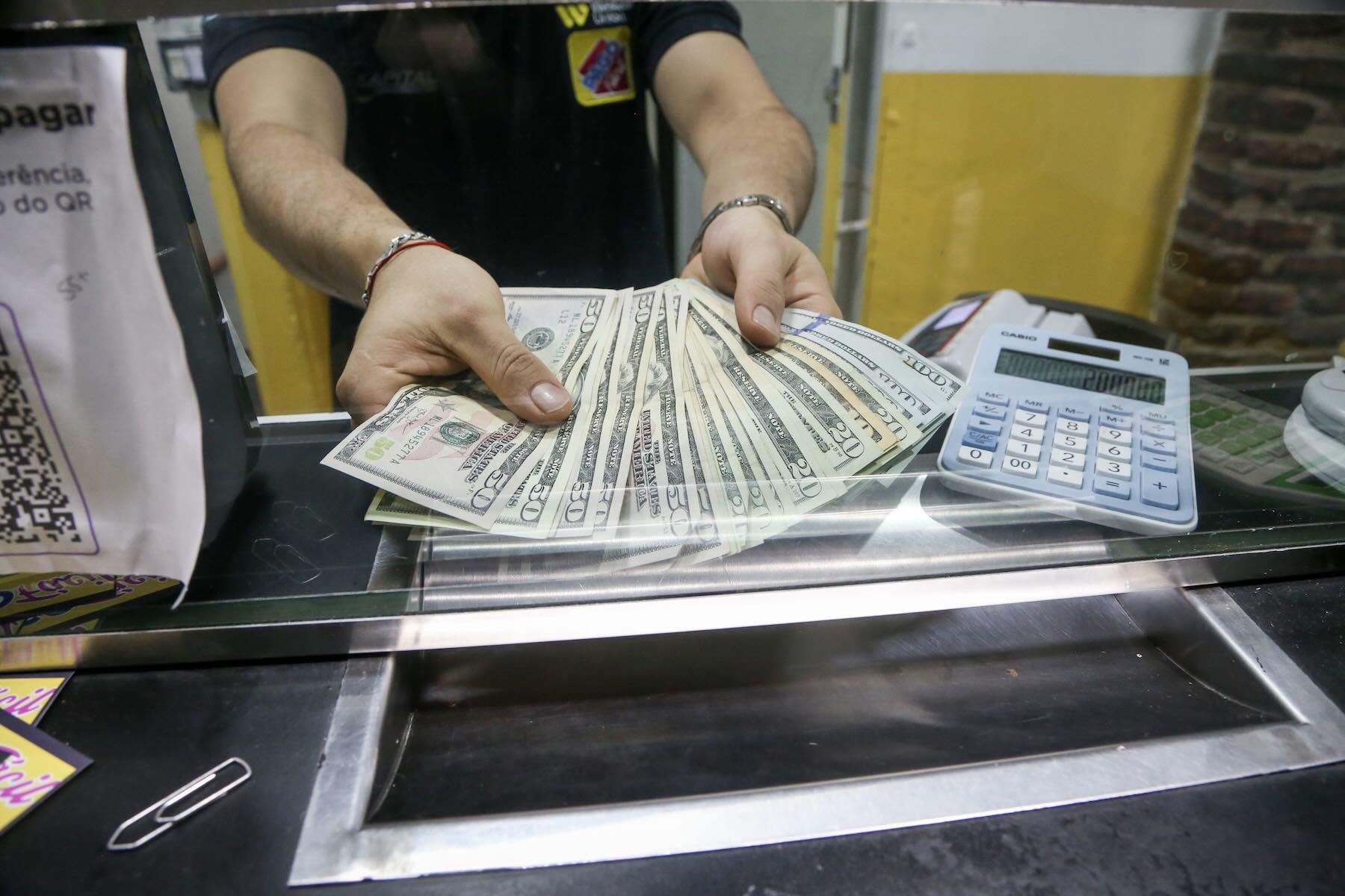Dólar a la baja y reservas en alza: cayó la demanda y la venta de ahorros sostiene la calma financiera
