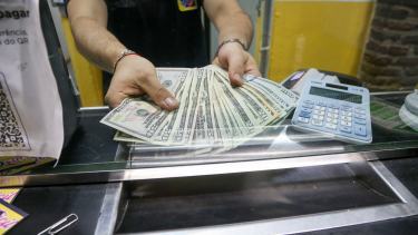 Dólar a la baja y reservas en alza: cayó la demanda y la venta de ahorros sostiene la calma financiera