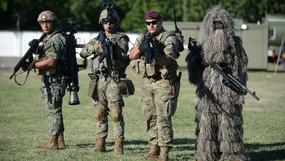 La norma ratifica la incompatibilidad entre funciones operativas y cargos administrativos.
