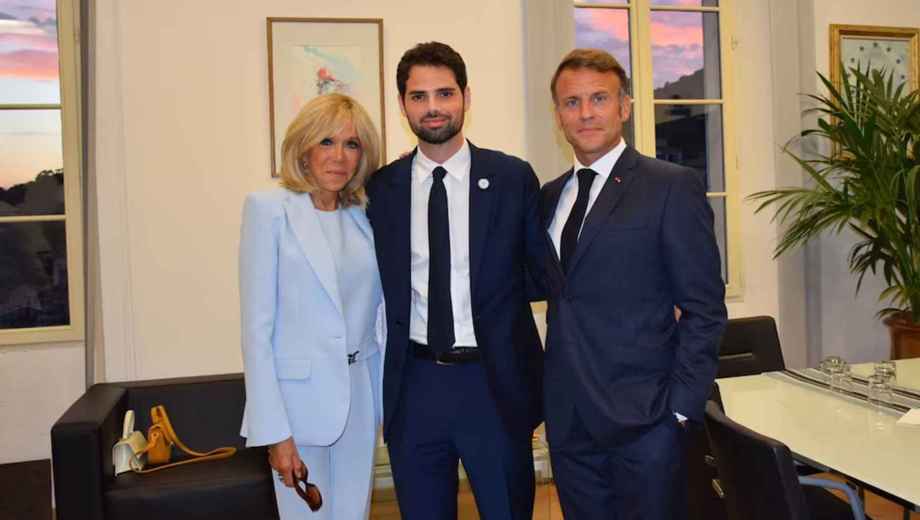 Sielecki junto al presidente de Francia, Emmanuel Macron, y la esposa del mandatario, Brigitte Macron. Foto. gentileza.
