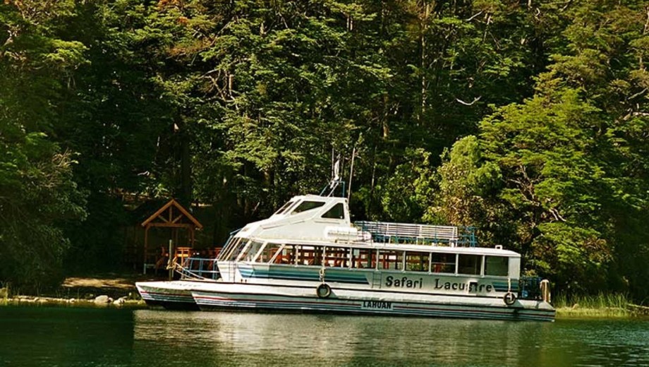 Embarcación hundida en Puerto Chucao. Foto: EQSNotas.
