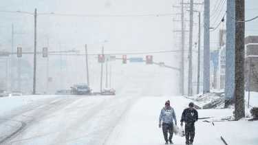 Nieve, hielo y caos en el transporte: una gigantesca tormenta paraliza gran parte de Estados Unidos