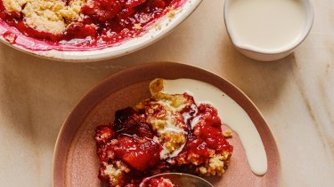 Crumble de ciruelas fácil: la receta sin harinas para aprovechar la fruta de estación