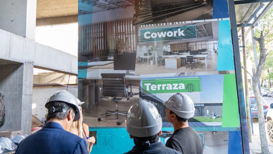 El intendente Mariano Gaido y el titular de ATE Carlos Quintriqueo recorren el edificio en construcción del gremio (Gentileza)