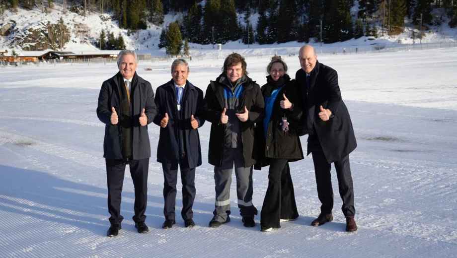 El equipo de Milei despidiéndose del país europeo. Foto: presidencia.