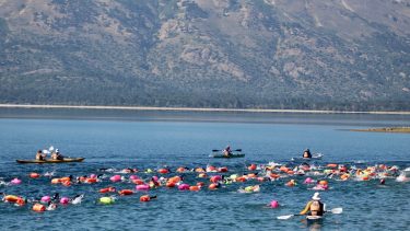 El lago Aluminé fue escenario del cruce a nado más convocante de la Patagonia