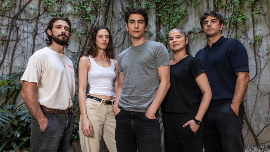 El Futuro Es Nuestro. (L to R) Emiliano Zurita, Delfina Chaves, Enzo Vogrincic, Marleyda Soto, Marco Antonio Caponi. Cr. Alan Roskyn / Netflix ©2025