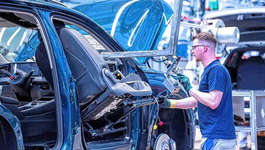 El repunte del sector automotriz convive con exigencias cada vez mayores. La presión por ganar eficiencia, la aceleración de los cambios tecnológicos y la necesidad de reducir brechas estructurales obligan a las empresas a repensar sus estrategias productivas y organizacionales. 