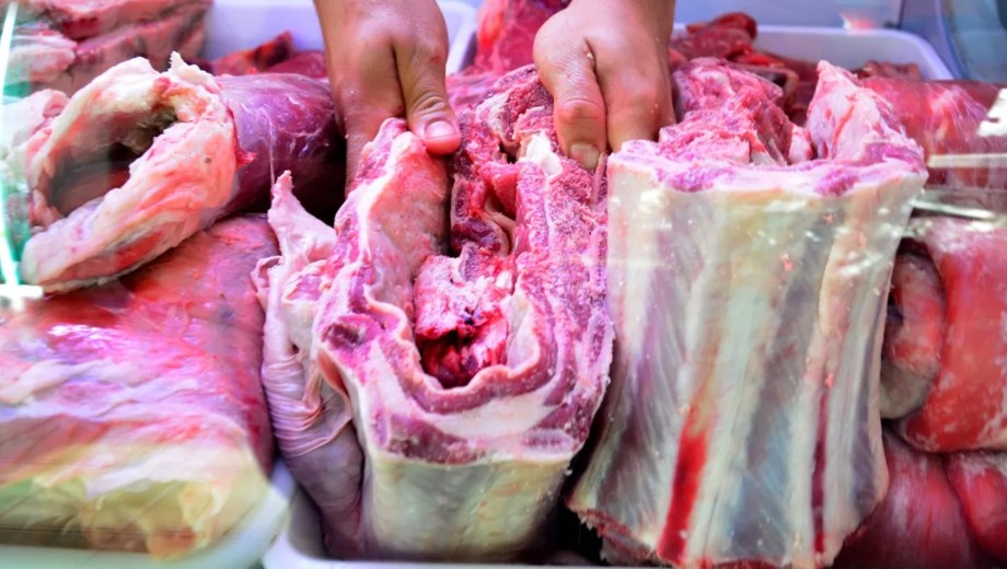 El MPF imputó a un hombre por robo agravado tras sustraer carne de un comercio junto a su hijo menor de edad en San Antonio Oeste.
