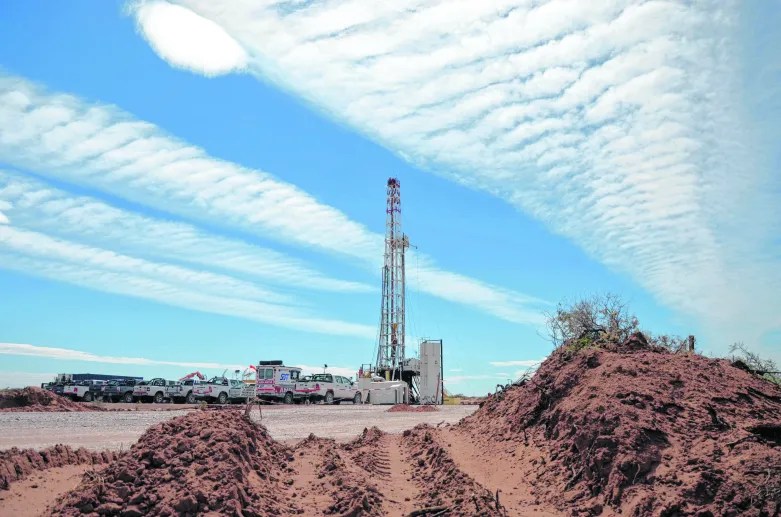 El conflicto se desarrolla en una de las áreas de mayor actividad hidrocarburífera de Neuquén y se inscribe en una disputa de larga data . Foto archivo.