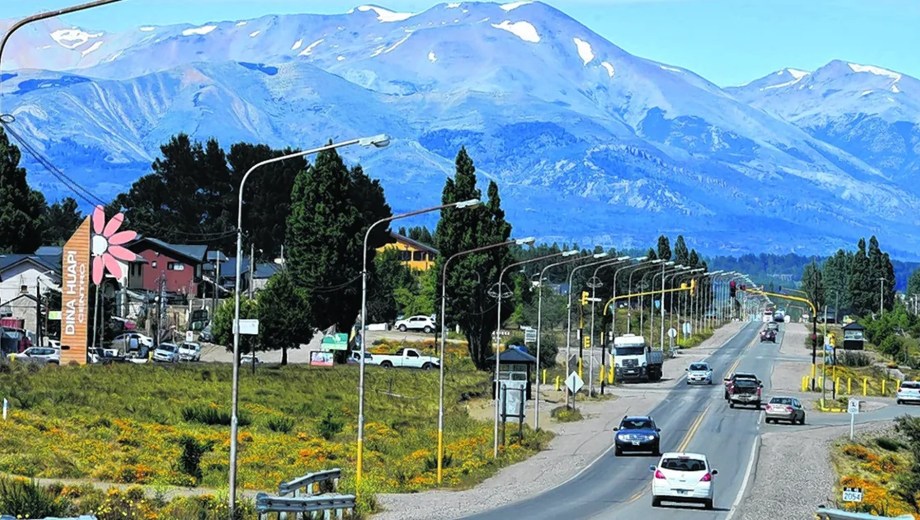 El Ministerio Público Fiscal imputó a un hombre por robar una camioneta en Dina Huapi y provocar daños durante la fuga.
