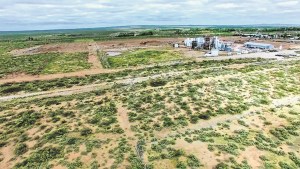 Huincul se entusiasma con industrias en el desierto
