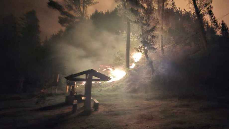 El incendio avanza en Puerto Patriada. Foto: Bomberos de Trevelín.