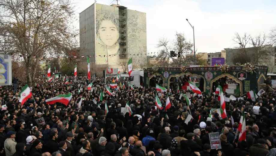 Cientos de iraníes asistieron al funeral de las fuerzas de seguridad que murieron en las protestas que estallaron en el país. (Foto: gentileza Al Jazeera)