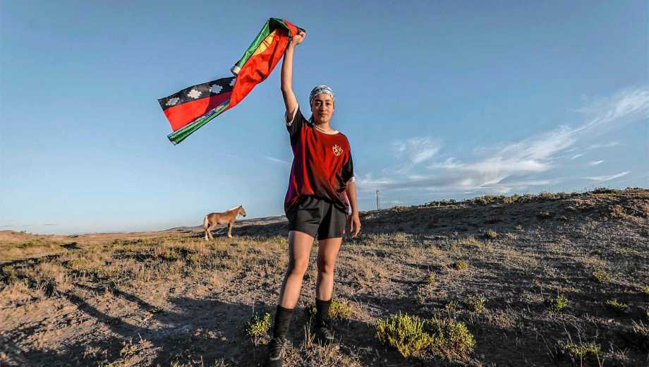 La foto de una hincha del Deportivo Jacobacci que llegó a la BBC News. Foto: Carolina Blumerkranc.