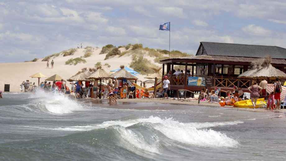 La amplitud de mareas en Las Grutas obliga a planificar la jornada de playa. Foto: Río Negro Turismo.