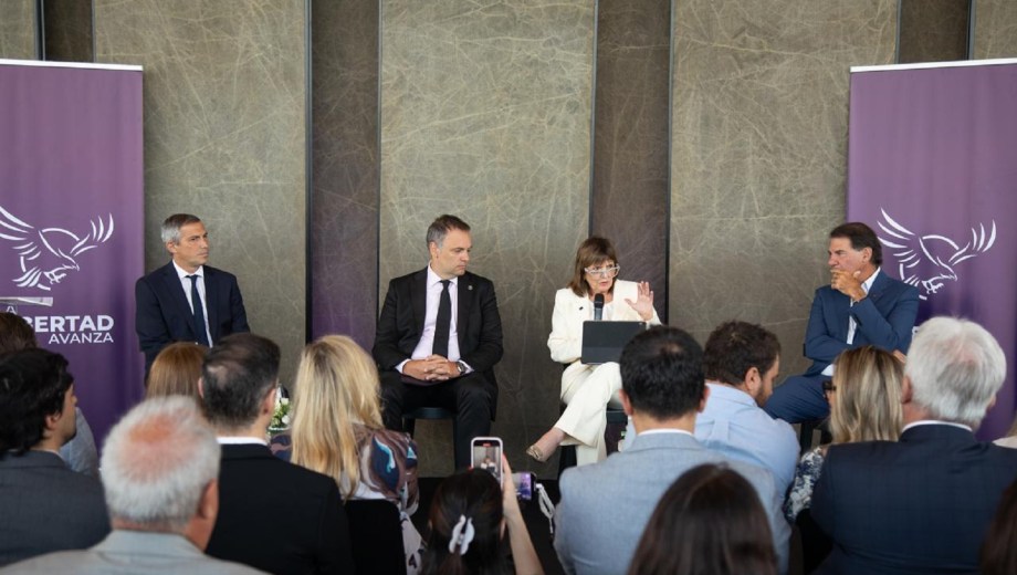 LLA debate sobre la reforma laboral con empresarios.