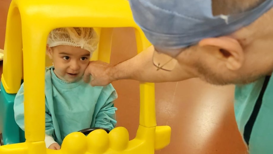 Lionel, el niño de Neuquén, antes de ingresar al quirófano del hospital Garrahan. (Gentileza).