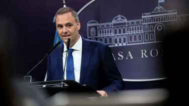 El Gobierno de Javier Milei va contra los viajes en primera clase de funcionarios: la medida que planea Manuel Adorni