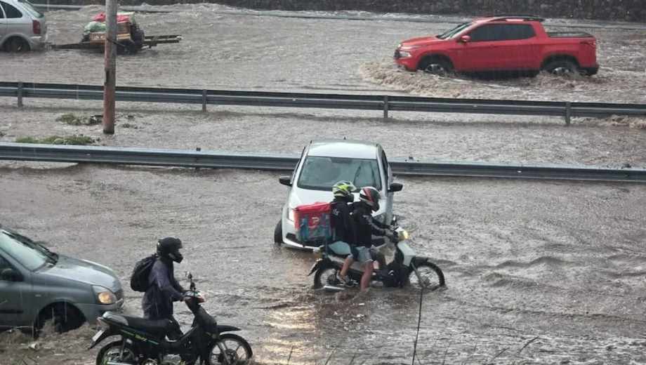 Caos por el fuerte temporal en Mendoza. Foto: NA 