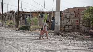 Proyectan cloacas y una pared verde en el lote 34, donde viven los reubicados de las tomas de Neuquén