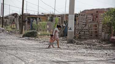 Proyectan cloacas y una pared verde en el lote 34, donde viven los reubicados de las tomas de Neuquén