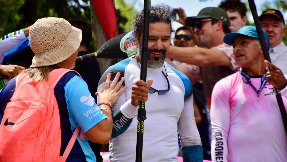 Néstor Pinta recibe el saludo de la gente en Plottier, antes de subir a la embarcación para afrontar la primera etapa. (Foto/Matías Subat)