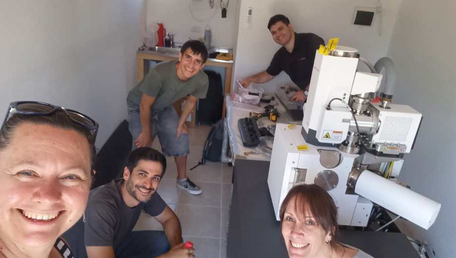 El microscopio electrónico de barrido (SEM) fue instalado luego de dos años. Foto: gentileza.