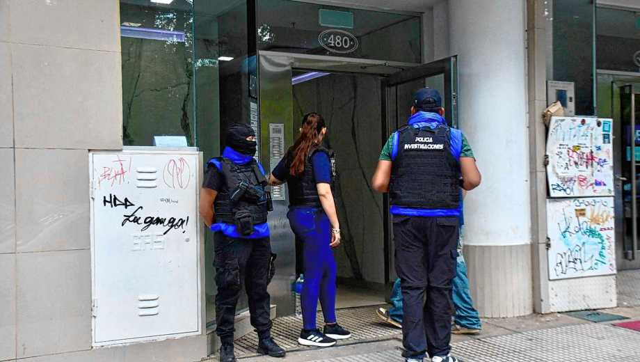 Uno de los allanamientos del viernes 30 fue en pleno centro de Neuquén capital. (Foto: Matías Subat)