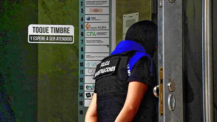 Uno de los allanamientos del viernes 30 de enero fue en pleno centro de Neuquén capital. (Foto: Matías Subat)