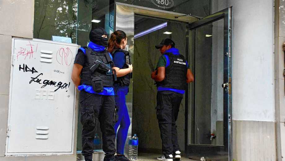 En Neuquén el procedimiento se realizó en Avenida Argentina al 400, una de las sedes de la mutual. (Foto: Matías Subat)