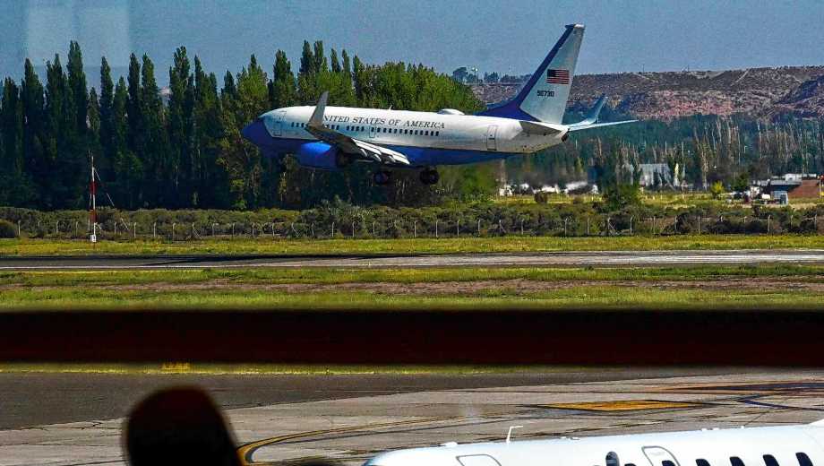 El avión El Boeing C-40 Clipper de la Fuerza Aérea de Estados Unidos en Neuquén. Foto: Matías Subat.
