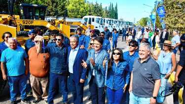 Rolando Figueroa y Mariano Gaido entregaron 10 camiones cisterna y 3 motoniveladoras en Neuquén