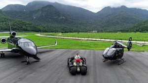 Neymar mostró sus vehículos inspirados en Batman valuados en más de 60 millones de dólares