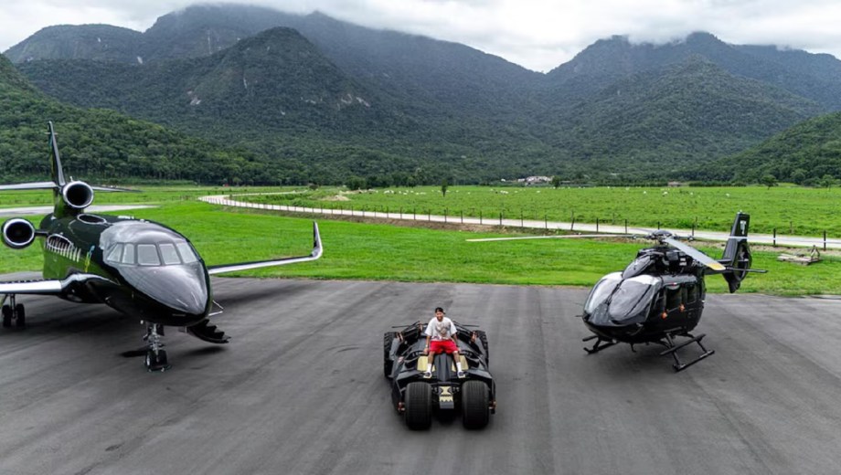 Neymar mostró sus tres vehículos de lujo de la colección millonaria que tiene.