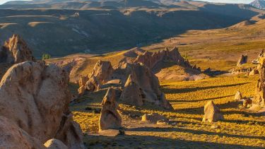 Pueblos chicos, agua caliente que brota de la tierra, paisajes, chupilcas y más: el norte neuquino y su magia
