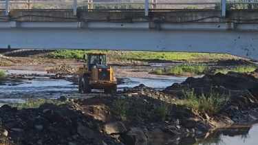 Las lluvias dispararon la turbiedad del río Neuquén y afectan el suministro de agua en varias ciudades