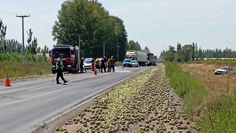 La carga de pera quedó esparcida sobre la banquina y la calzada de la Ruta 22, entre Allen y Fernández Oro. (Foto: gentilza AN Allen)