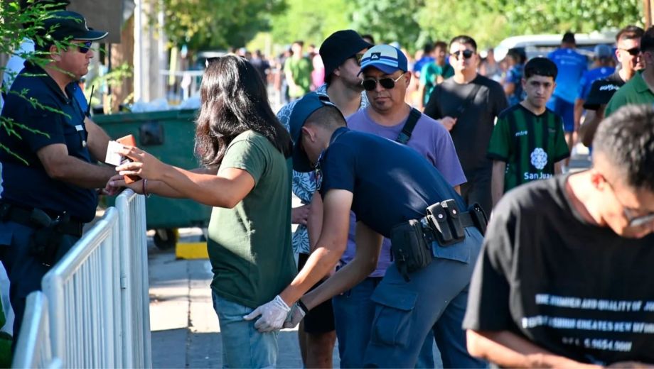 El operativo de seguridad de la Fiesta de la Confluencia 2026 incluirá drones, cámaras 4K y un camión táctico para monitoreo en tiempo real en la Isla 132 de Neuquén. Foto Archivo/Flor Salto.