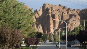 Atacó con un cuchillo al hijo de su pareja en Piedra del Águila: quedó imputado y detenido en su casa