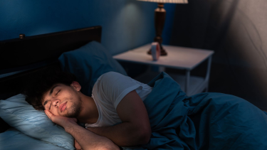 Cuando viajar hace ruido: por qué los ronquidos aparecen o empeoran en vacaciones