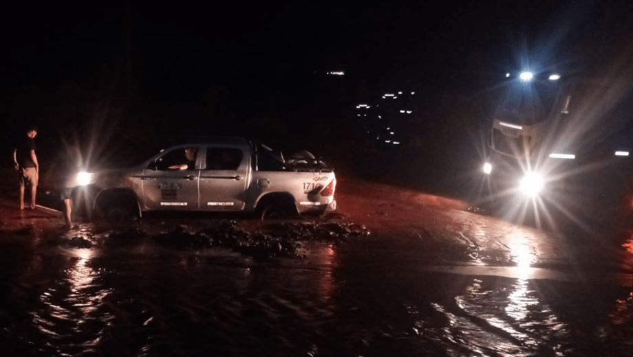 Vehículos encajados en Aguada Colorado tras ignorar un corte preventivo por anegamientos. Foto: gentileza.